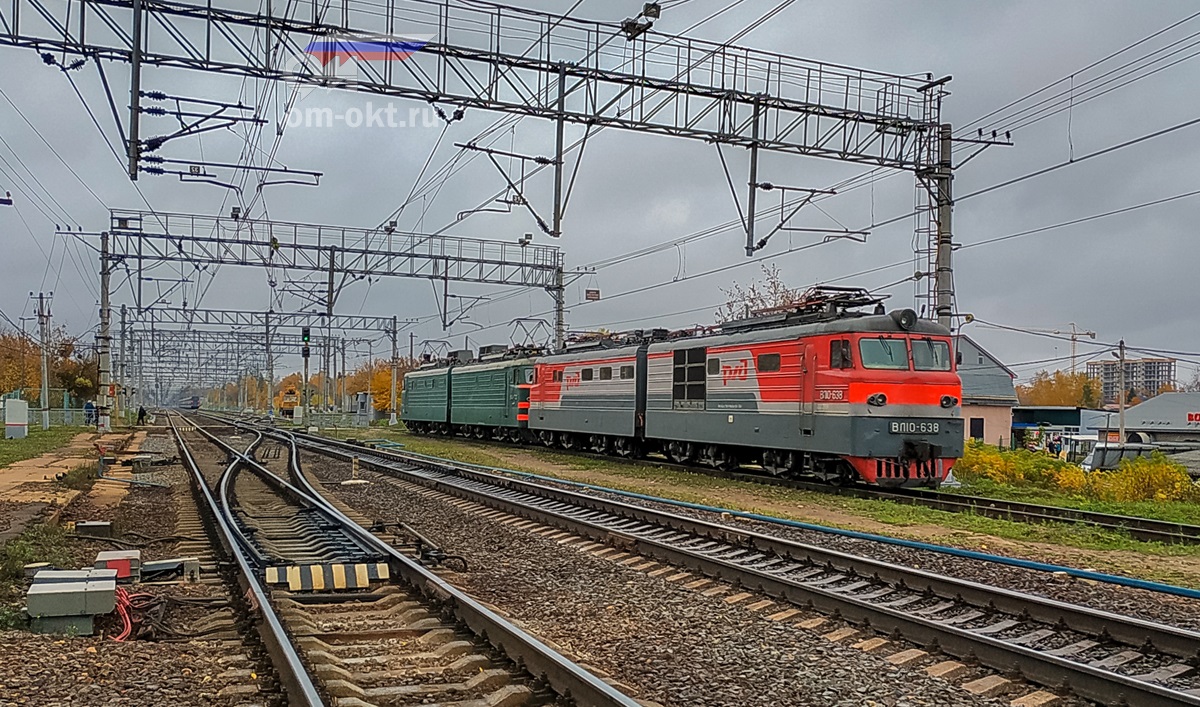 Электровозы ВЛ10-638 и ВЛ10-1722 на станции Поварово-I