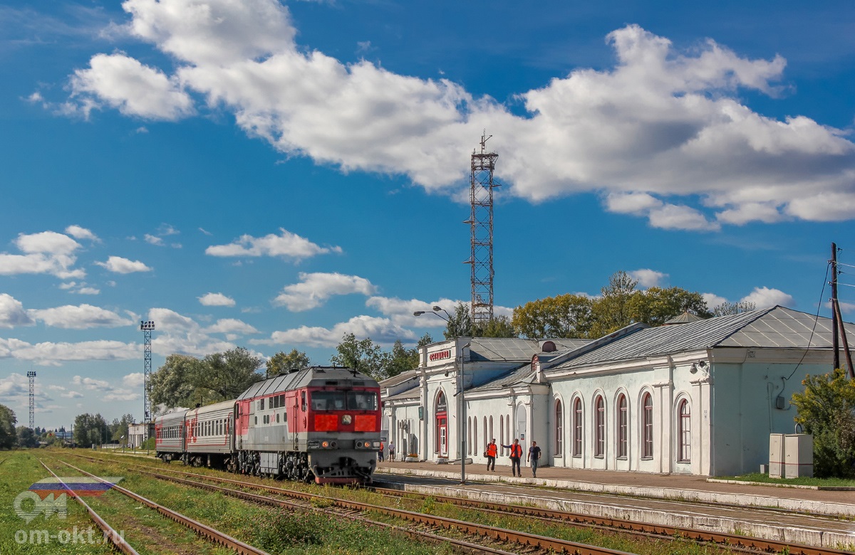 Тепловоз ТЭП70-0247 с пассажирским поездом на станции Осташков