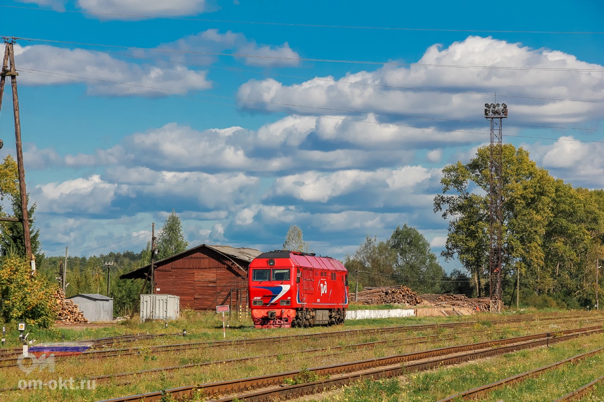 Тепловоз ТЭП70БС-020 с пассажирским поездом на станции Осташков