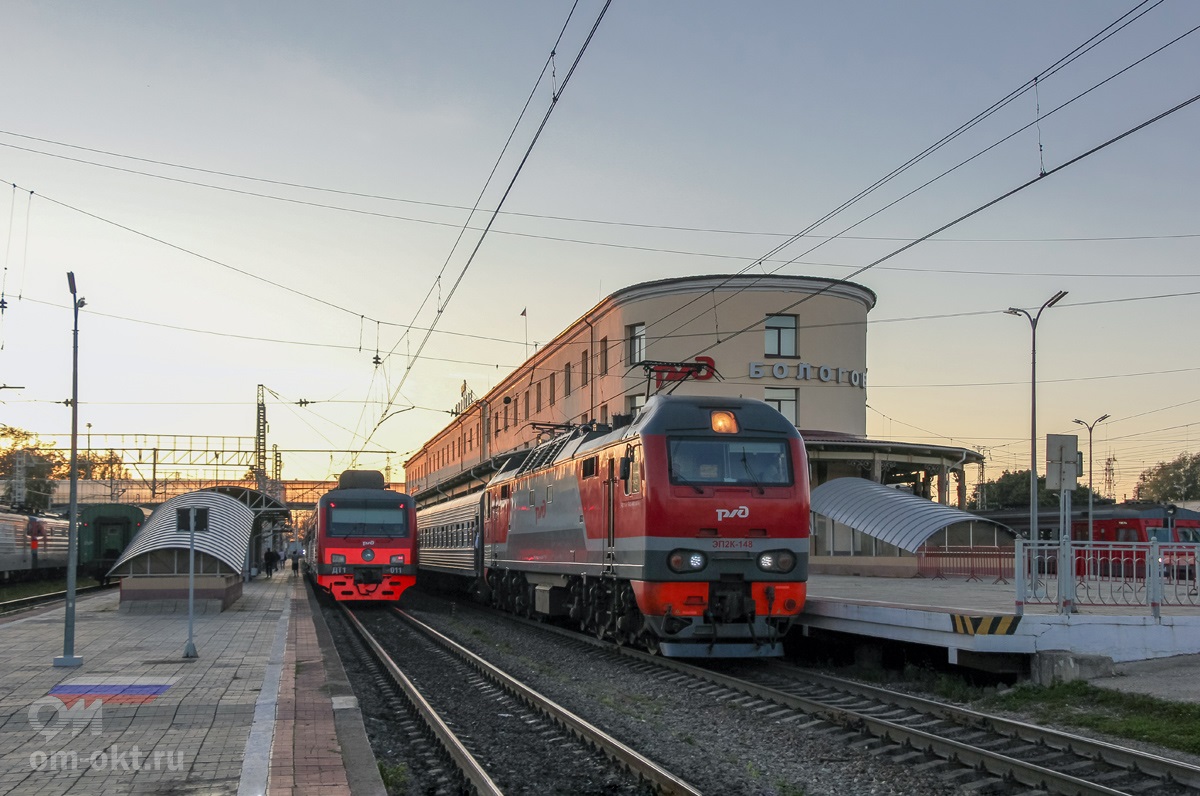 Дизель-электропоезд ДТ1-011 и электровоз ЭП2К-148 на станции Бологое-Московское