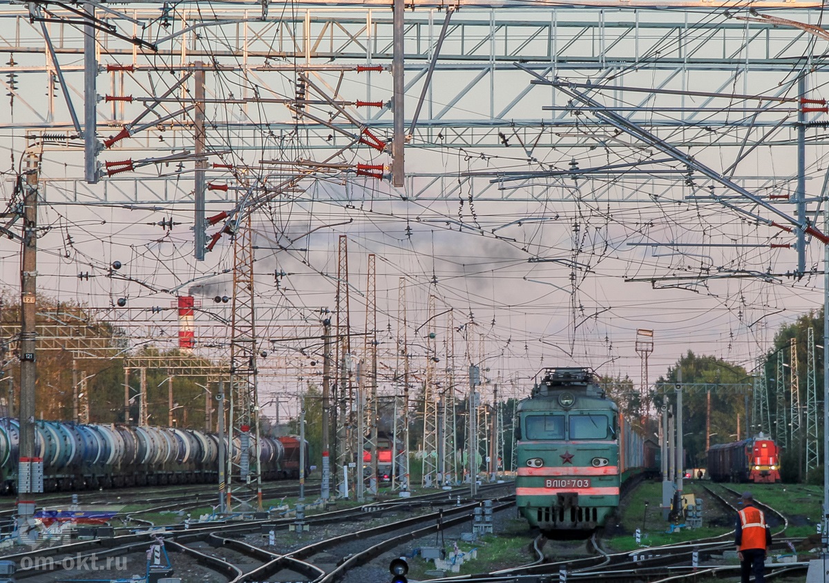 Электровоз ВЛ10У-703 на станции Бологое-Московское