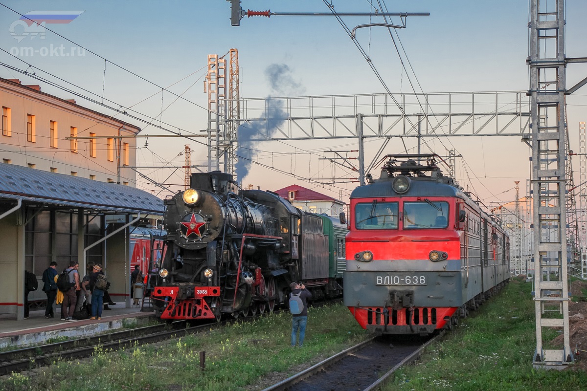 Паровоз Л-3958 и электровоз ВЛ10-638 на станции Бологое-Московское