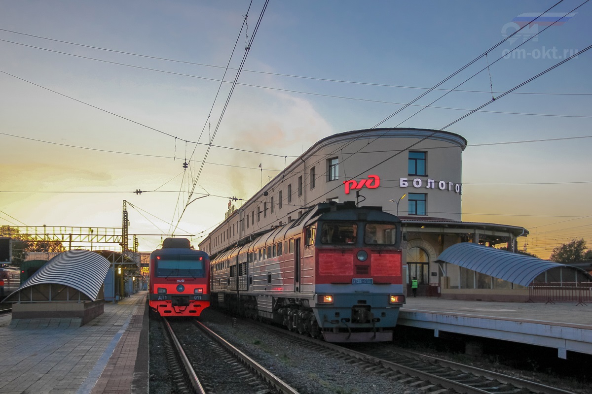 Дизель-электропоезд ДТ1-011 и тепловоз 2ТЭ116-1735 на станции Бологое-Московское