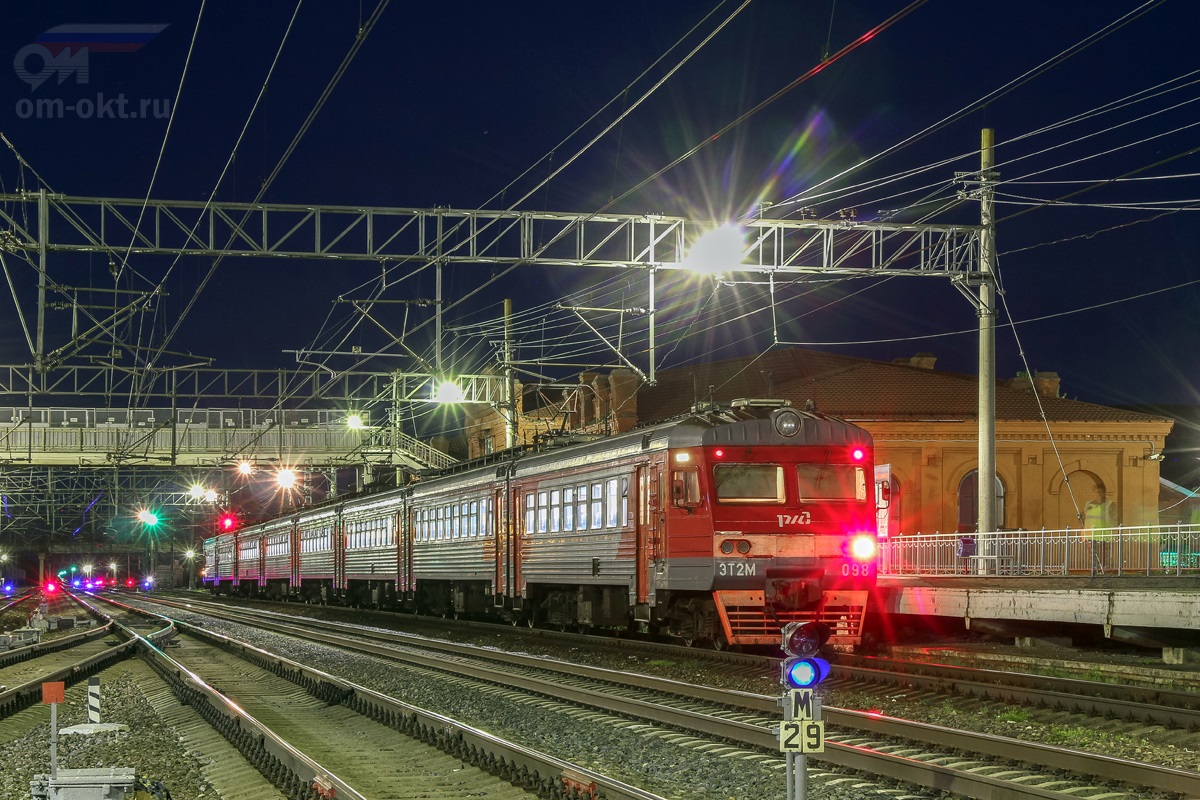 Электропоезд ЭТ2М-098 на станции Вышний Волочёк