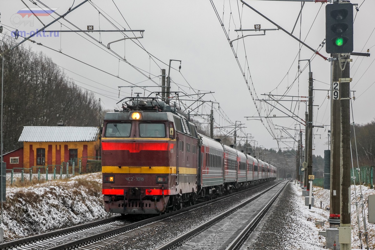 Электровоз ЧС2Т-1016 с пассажирским поездом на перегоне Подсолнечная - Клин