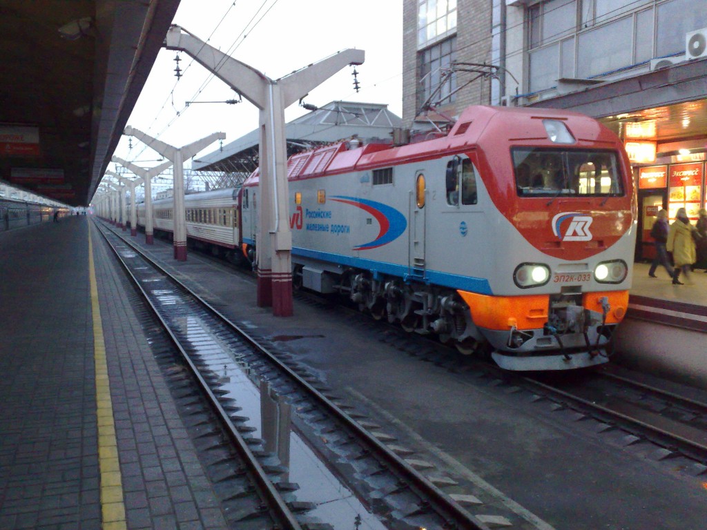 Электровоз ЭП2К-033 с фирменным поездом «Гранд Экспресс» на станции Москва-Пассажирская (Ленинградский вокзал) в ноябре 2009