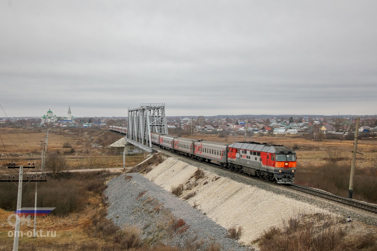 Тепловоз ТЭП70-0128 с пассажирским поездом Уфа - Санкт-Петербург на перегоне Пешелань - Арзамас-I
