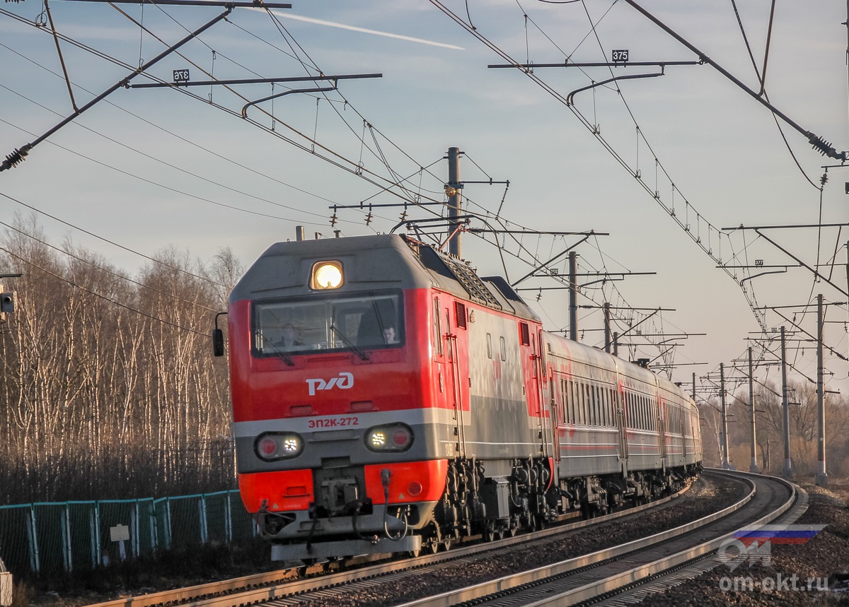 Электровоз ЭП2К-272 с пассажирским поездом на перегоне Редкино - Тверь