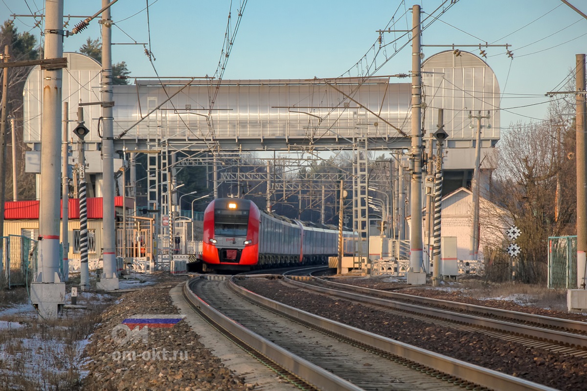 Сдвоенный электропоезд ЭС2Г-017+032 «Ласточка» проследует платформу Чуприяновка