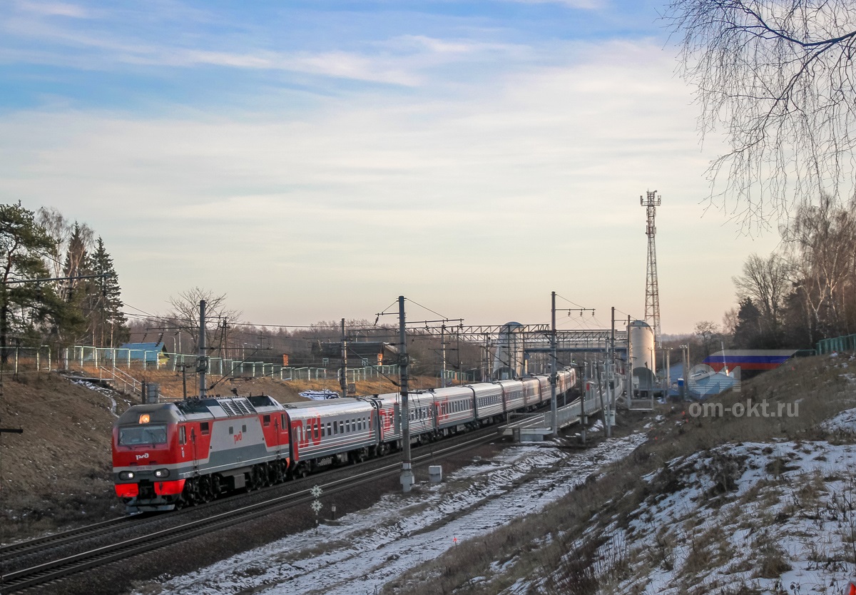 Электровоз ЭП2К-156 с пассажирским поездом на перегоне Редкино - Тверь