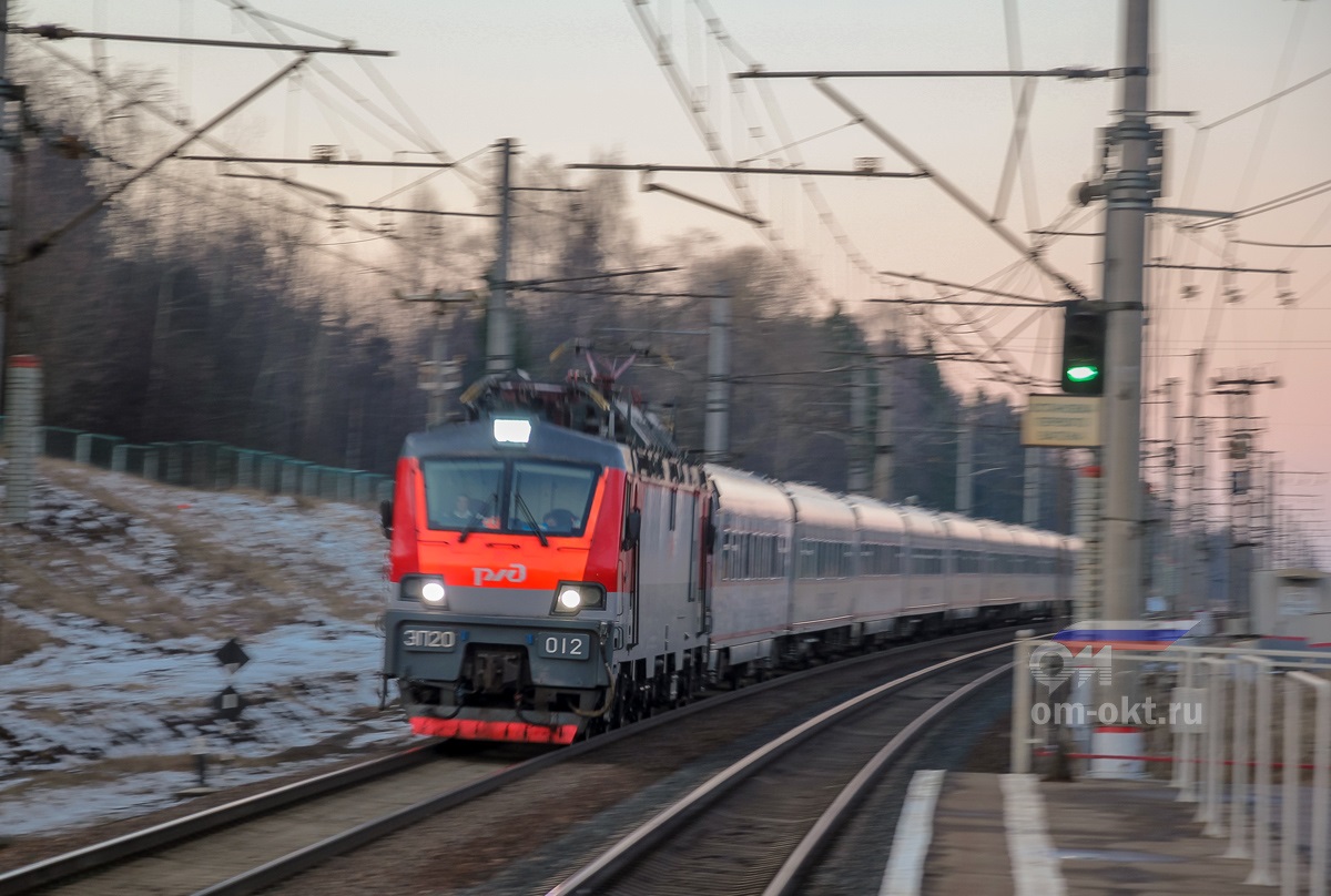 Электровоз ЭП20-012 с фирменным поездом «Невский экспресс» на перегоне Тверь - Редкино