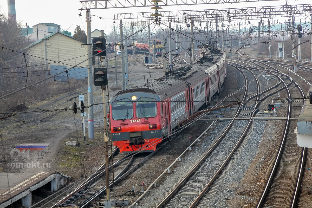 Электропоезд ЭД4МК-0074 прибывает на станцию Кашира