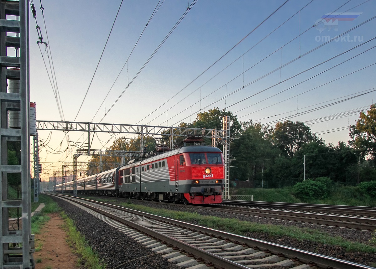 Электровоз ЧС200-012 с пассажирским поездом, перегон Химки - Сходня