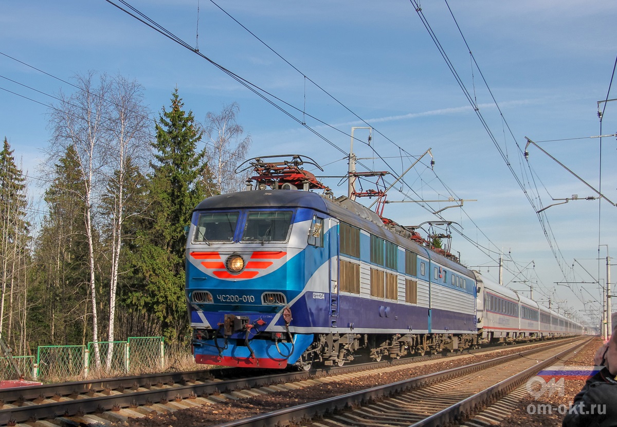 Электровоз ЧС200-010 с фирменным поездом «Невский Экспресс» на перегоне Подсолнечная - Клин