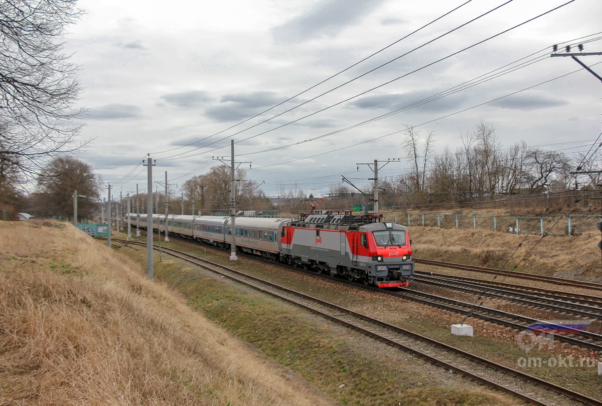 Электровоз ЭП20-010 с фирменным поездом «Невский Экспресс» проследует станцию Клин