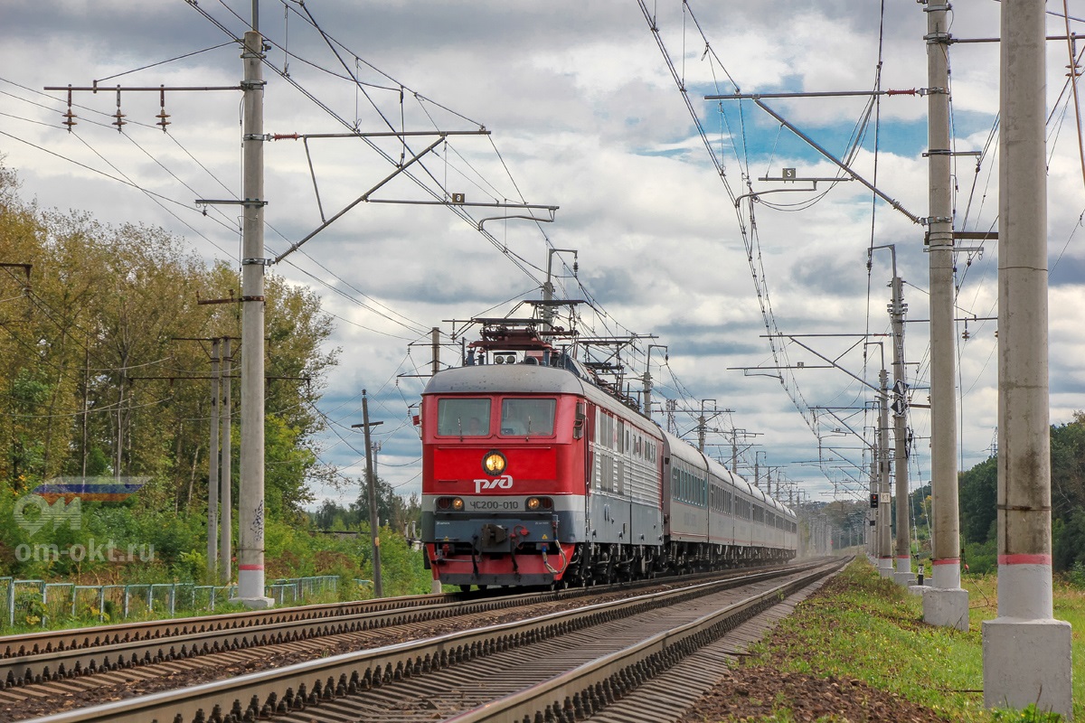 Электровоз ЧС200-010 с фирменным поездом «Невский Экспресс» на перегоне Подсолнечная - Клин