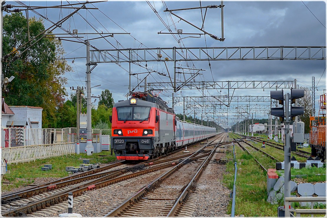 Электровоз ЭП20-046 с поездом «Стриж» проследует станцию Решетниково