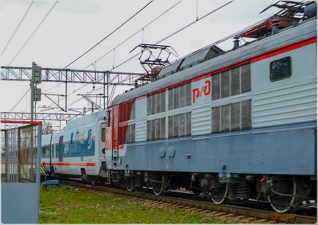 Электровоз ЧС200 с поездом «Стриж» проследует станцию Решетниково