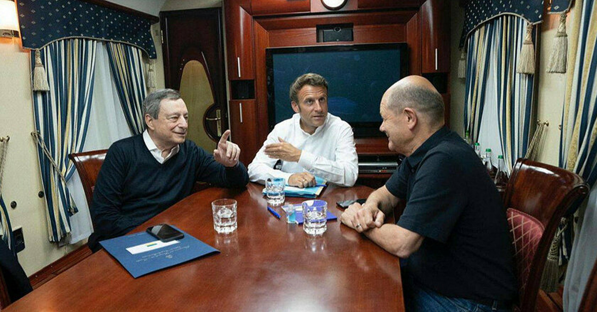 Президент Франции Эммануэль Макрон, канцлер Германии Олаф Шольц и премьер Италии Марио Драги в вагоне-салоне литерного поезда президента Украины