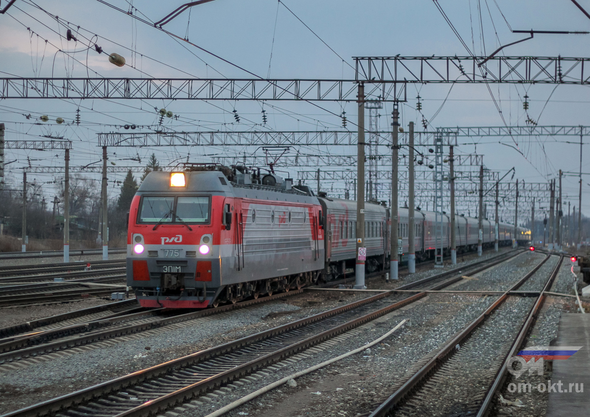 Электровоз ЭП1М-775 с пассажирским поездом прибывает на станцию Узуново