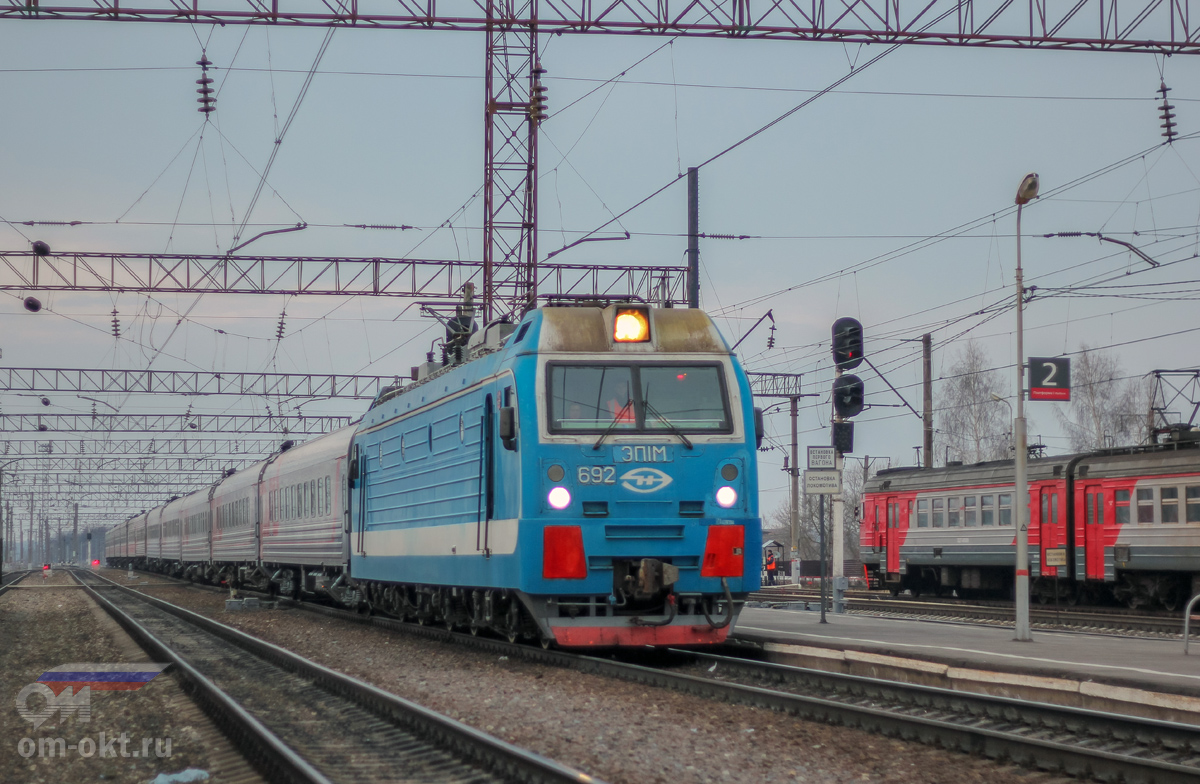 Электровоз ЭП1М-692 с пассажирским поездом прибывает на станцию Узуново