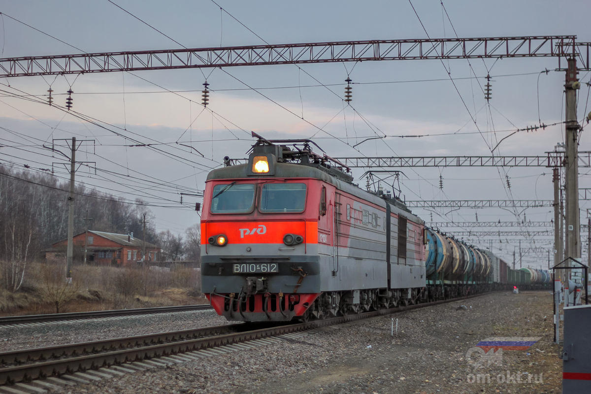 Электровоз ВЛ10К-612 в голове грузового поезда, станция Узуново