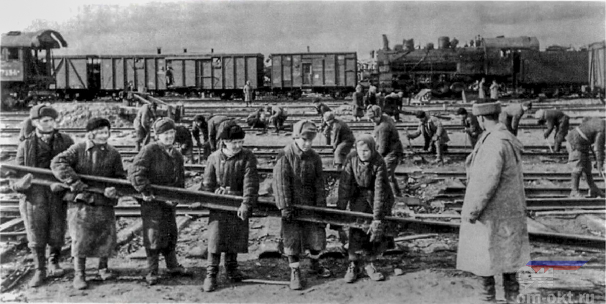 Укладка путей на Волжской железнодорожной рокаде, куда были переброшены рельсы, ранее уложенные на отдельных участках БАМа