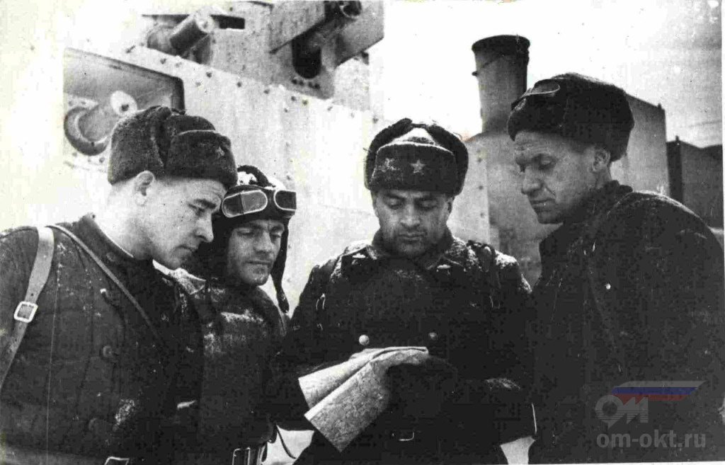 Командование бронепоезда №53. Слева направо: командир бронеплощадки лейтенант Ф. Соченко, комиссар бронепоезда В.П. Полюсук, командир бронепоезда капитан А.Д. Джахиев и секретарь партийной организации лейтенант Смирнов Н.М.