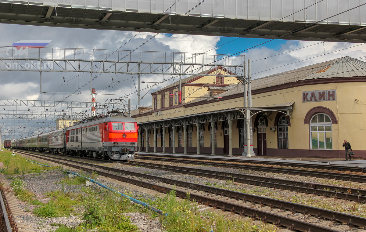 Электровоз ЧС200 с пассажирским поездом, станция Клин Электровоз ЧС200 с пассажирским поездом, станция Клин