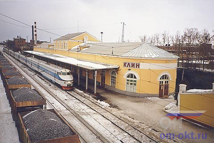 Электропоезд ЭР200 проследует станцию Клин Электропоезд ЭР200 проследует станцию Клин