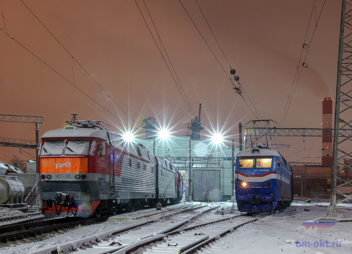Электровозы ЧС7-051 и ЧС7-054 в депо Москва-Сортировочная